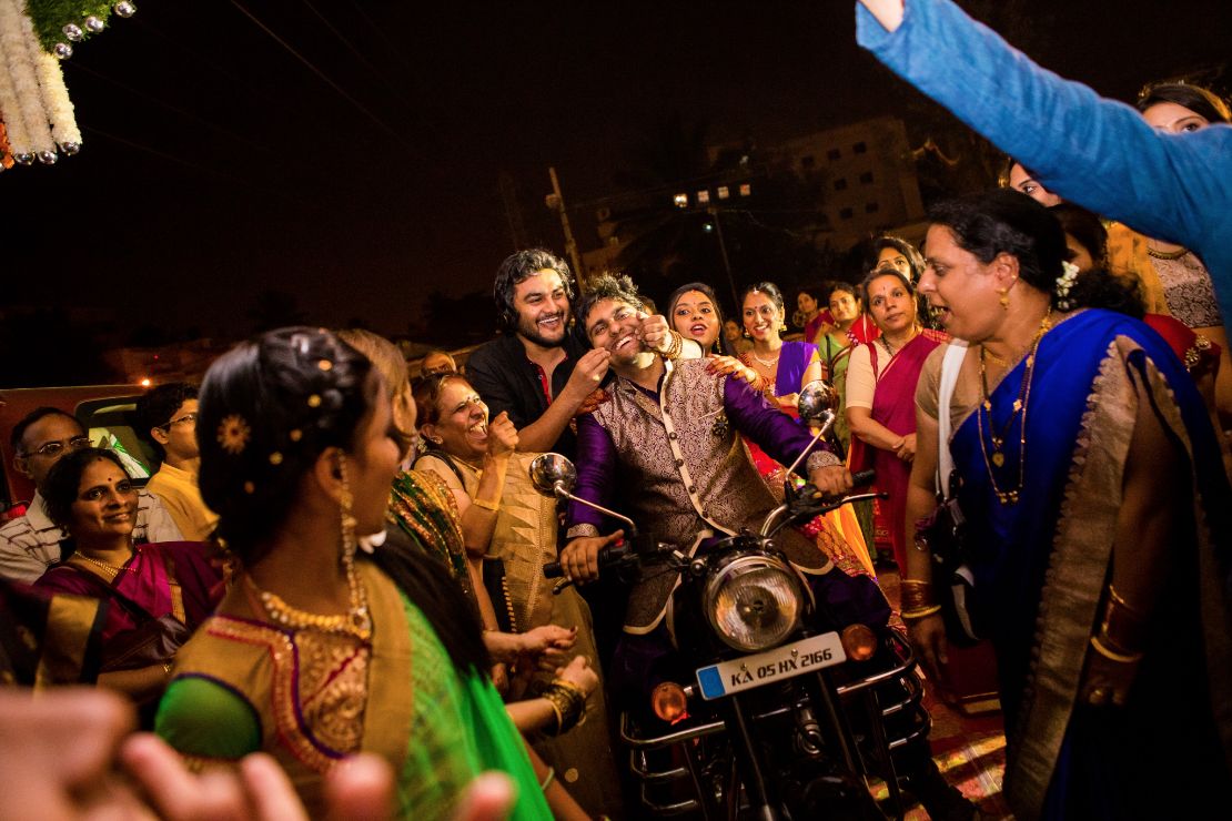 candid-wedding-photographer-bangalore-1101